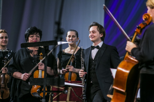 В кругосветное путешествие приглашают отправиться гобоист-виртуоз Алексей Балашов и оркестр Хакасской филармонии 