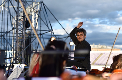 Хакасский симфонический оркестр впервые выступил с «Симфонией в джинсах» на стадионе